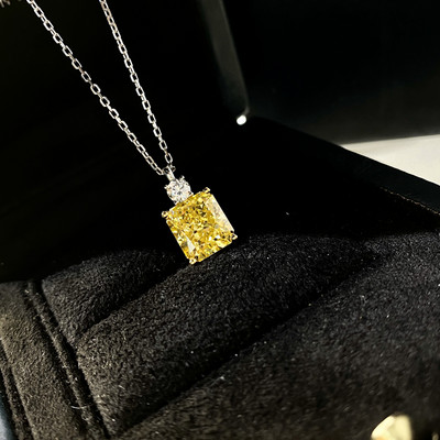 Γυναικείο κολιέ με διακοσμητικό μενταγιόν από πέτρα