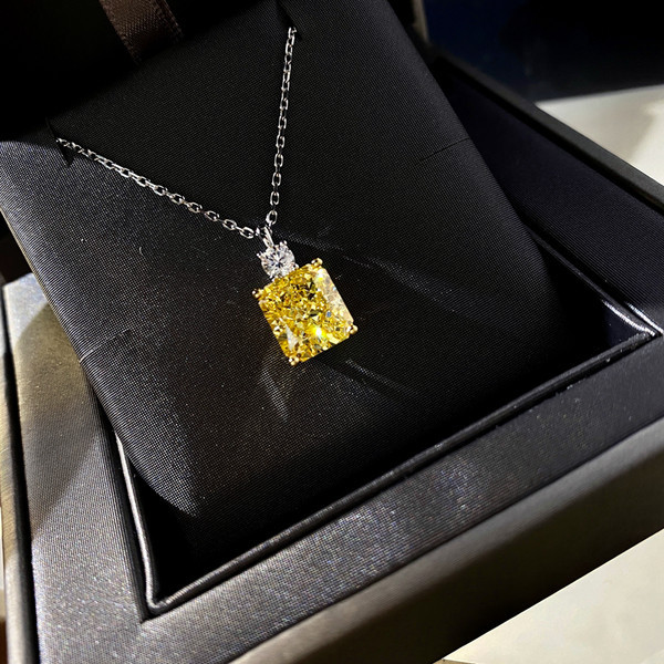 Γυναικείο κολιέ με διακοσμητικό μενταγιόν από πέτρα