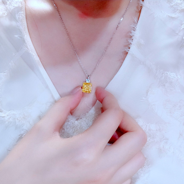 Γυναικείο κολιέ με διακοσμητικό μενταγιόν από πέτρα