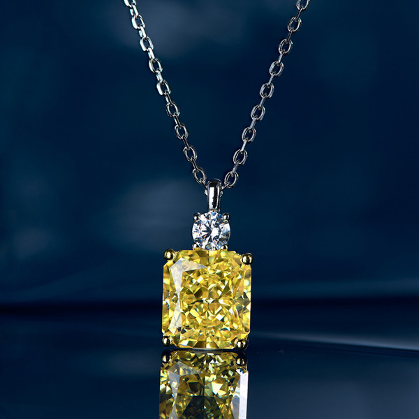 Γυναικείο κολιέ με διακοσμητικό μενταγιόν από πέτρα