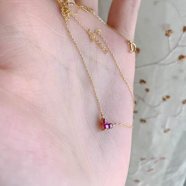 Μοντέρνα γυναικεία λεπτή αλυσίδα με χρωματιστή πέτρα