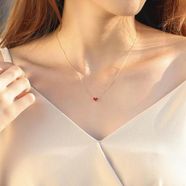 Μοντέρνα γυναικεία λεπτή αλυσίδα με χρωματιστή πέτρα