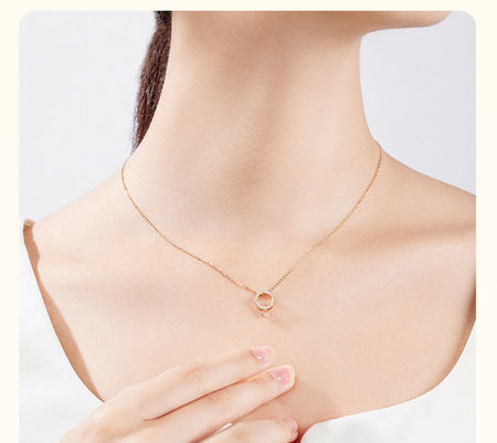 Zlatna ženska ogrlica sa kamenčićima i privjeskom