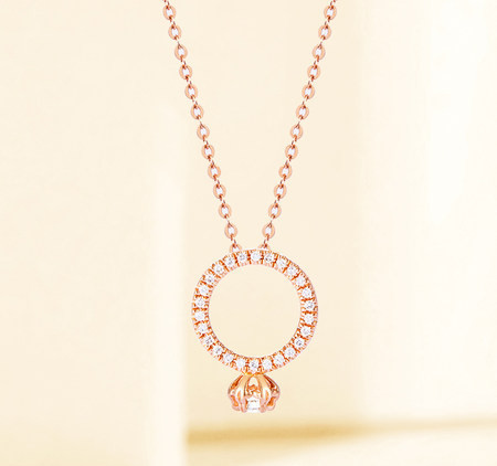 Zlatna ženska ogrlica sa kamenčićima i privjeskom