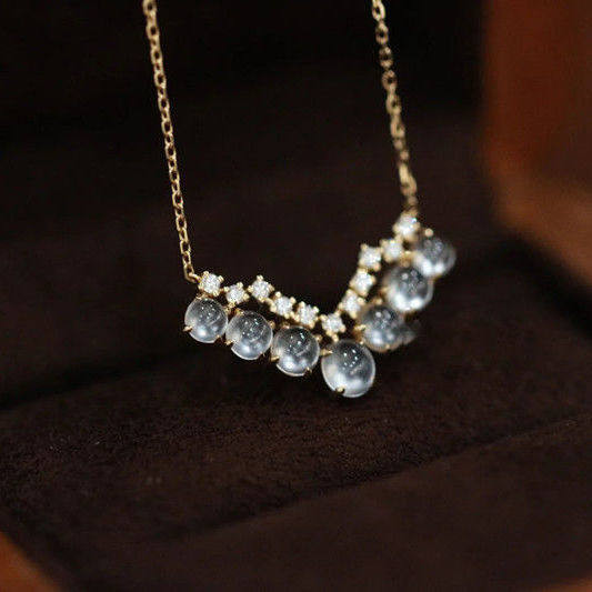 Ženska ogrlica s kamenčićima i biserima