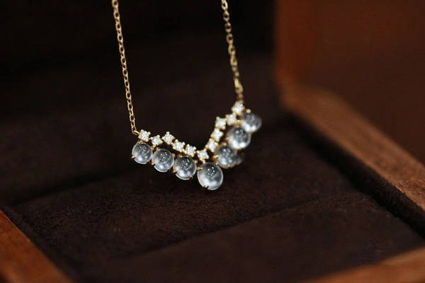 Ženska ogrlica s kamenčićima i biserima