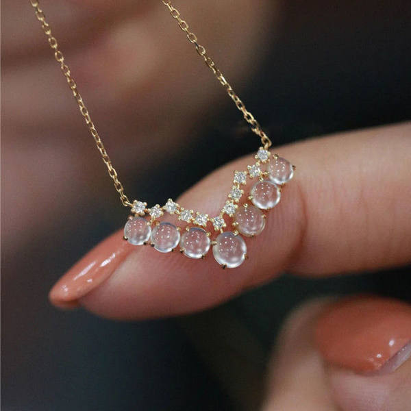 Ženska ogrlica s kamenčićima i biserima