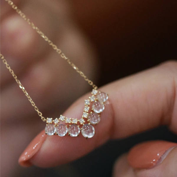 Ženska ogrlica s kamenčićima i biserima