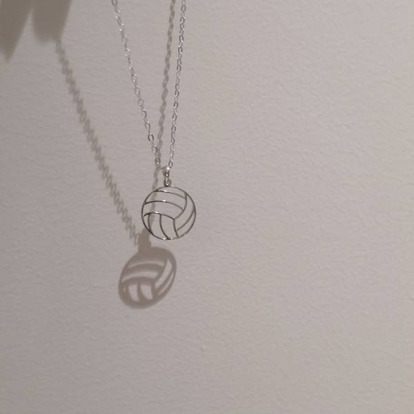 Ασημένιο χρώμα κολιέ με κρεμαστό μπαλάκι