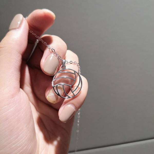 Ασημένιο χρώμα κολιέ με κρεμαστό μπαλάκι