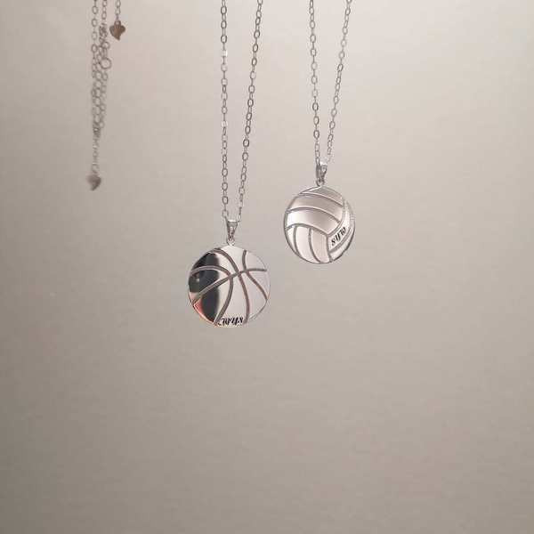 Ασημένιο χρώμα κολιέ με κρεμαστό μπαλάκι