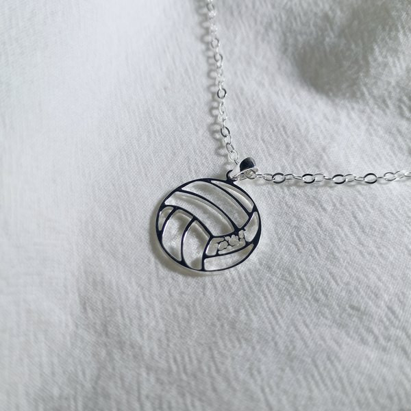 Ασημένιο χρώμα κολιέ με κρεμαστό μπαλάκι