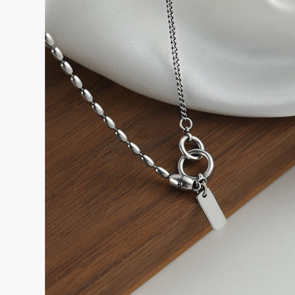 Ασημένιο χρώμα κολιέ με μενταγιόν