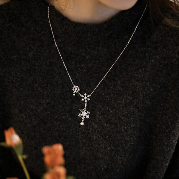 Γυναικεία λεπτή αλυσίδα με μενταγιόν - ασημί χρώμα