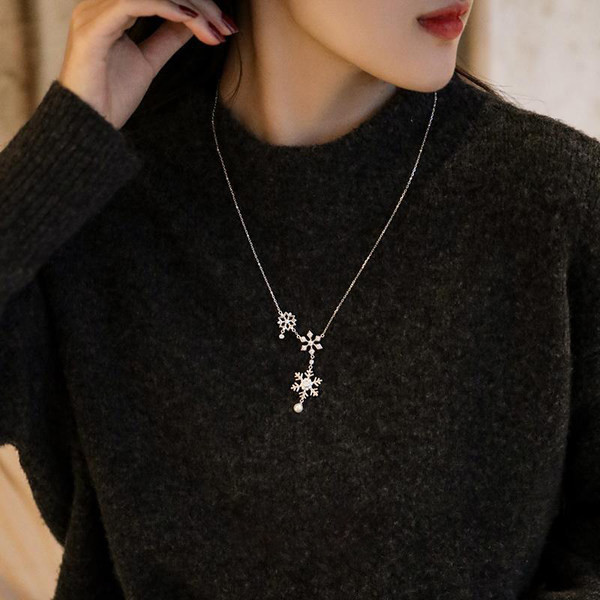 Γυναικεία λεπτή αλυσίδα με μενταγιόν - ασημί χρώμα