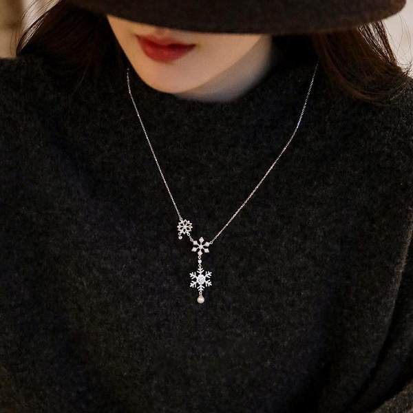 Γυναικεία λεπτή αλυσίδα με μενταγιόν - ασημί χρώμα