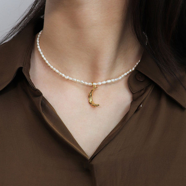 Γυναικείο κολιέ με φεγγάρι μενταγιόν και χάντρες
