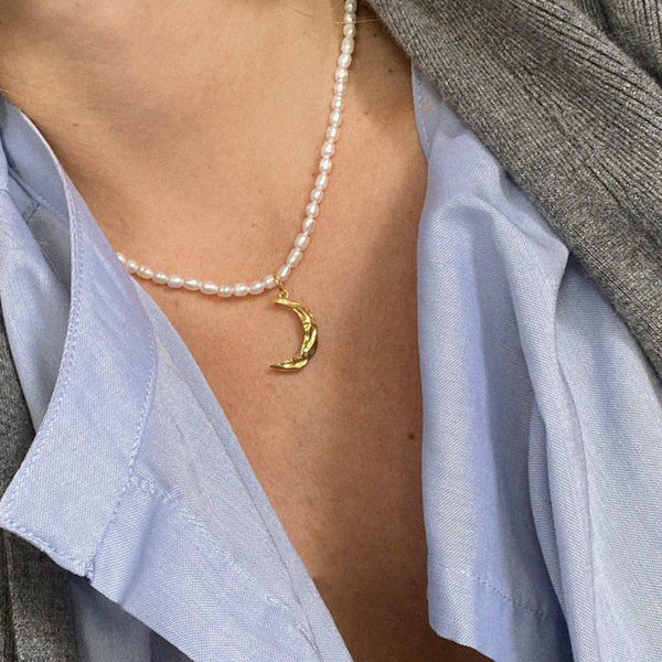 Γυναικείο κολιέ με φεγγάρι μενταγιόν και χάντρες