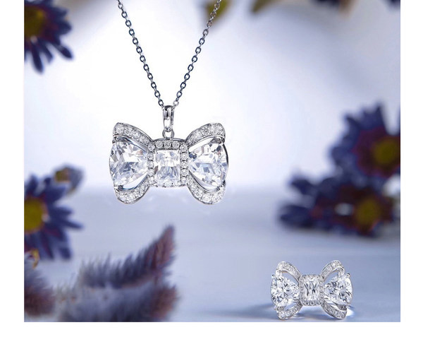 Ženski privjesak sa trakom i kamenčićima u srebrnoj boji