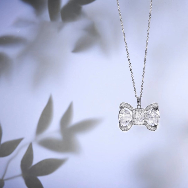 Ženski privjesak sa trakom i kamenčićima u srebrnoj boji