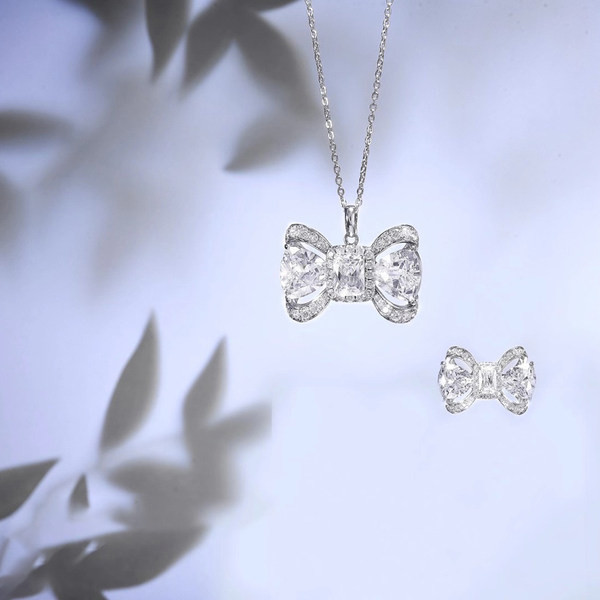 Ženski privjesak sa trakom i kamenčićima u srebrnoj boji