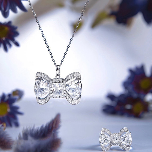 Ženski privjesak sa trakom i kamenčićima u srebrnoj boji