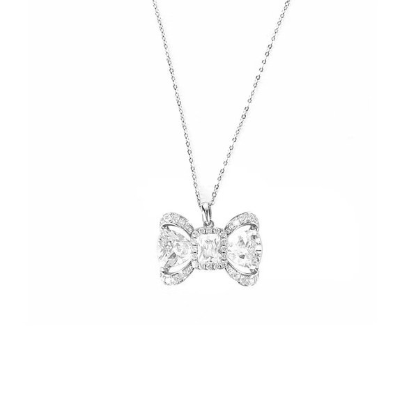 Ženski privjesak sa trakom i kamenčićima u srebrnoj boji