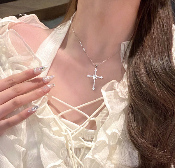 Γυναικείο κολιέ με σταυρό μενταγιόν και διακοσμητικές πέτρες