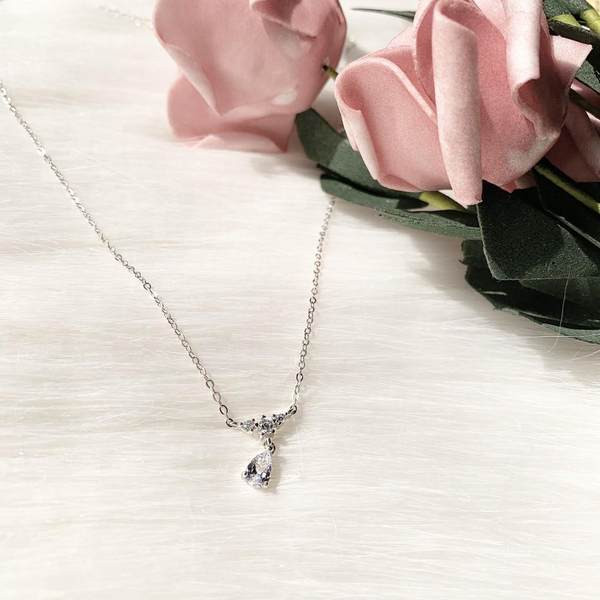 Μοντέρνα γυναικεία αλυσίδα με πέτρινο μενταγιόν