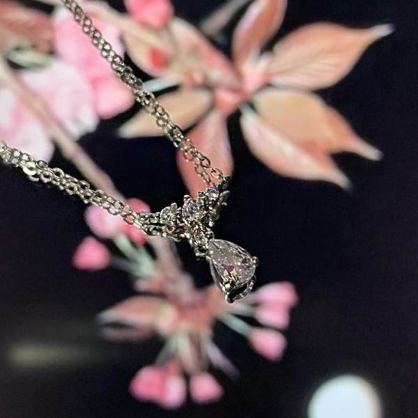 Μοντέρνα γυναικεία αλυσίδα με πέτρινο μενταγιόν