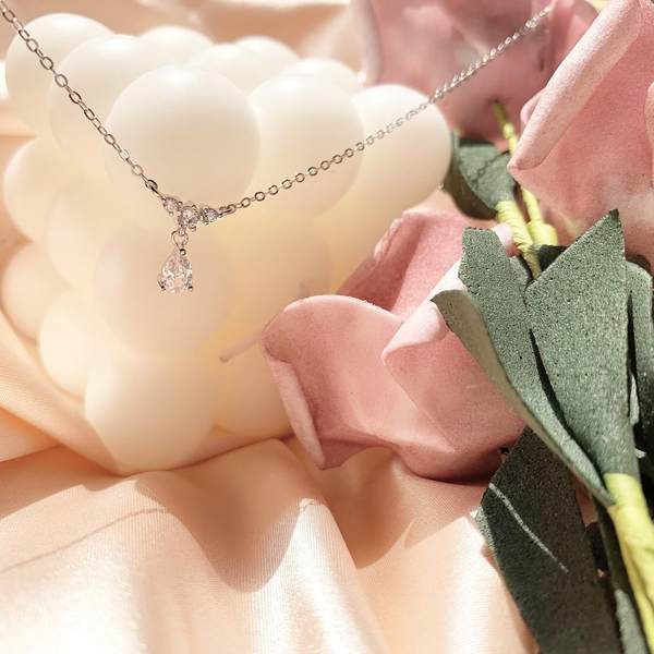 Μοντέρνα γυναικεία αλυσίδα με πέτρινο μενταγιόν