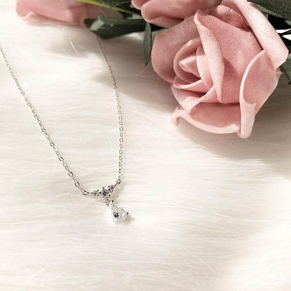 Μοντέρνα γυναικεία αλυσίδα με πέτρινο μενταγιόν