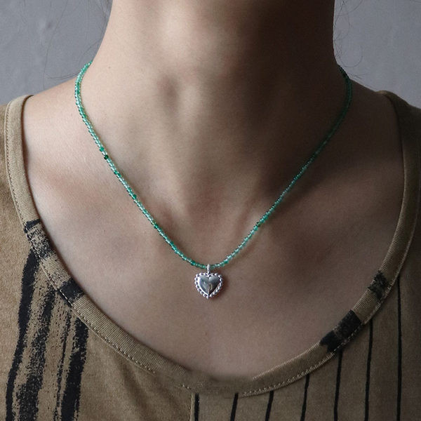 Γυναικείο κολιέ με χάντρες και μενταγιόν καρδιά
