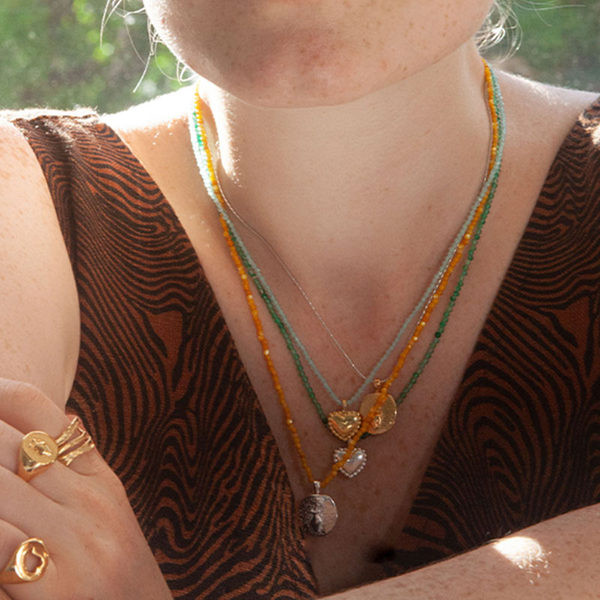 Γυναικείο κολιέ με χάντρες και μενταγιόν καρδιά