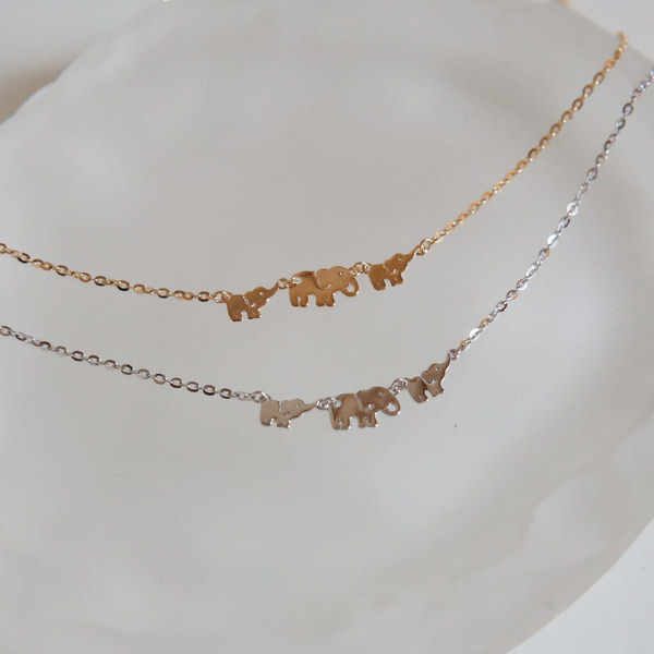 Kasdieniai moteriški karoliai su dramblio puošmena