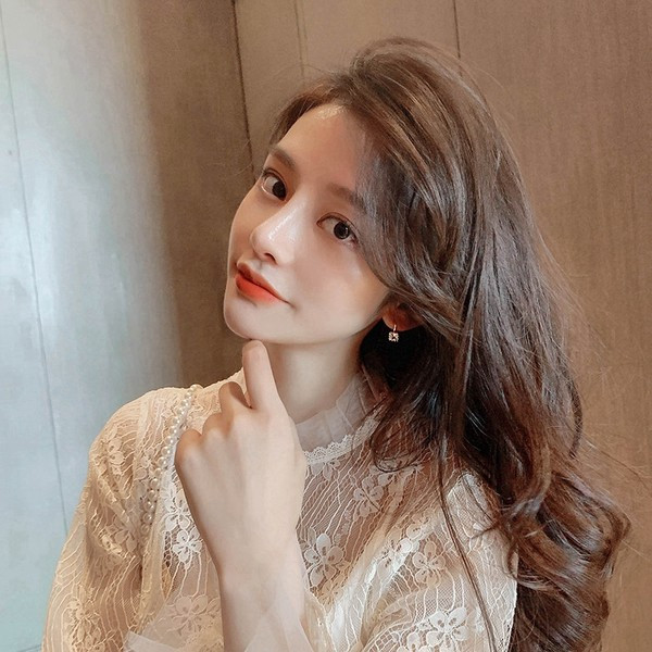 Moderne ženske naušnice sa ukrasnim kamenčićima