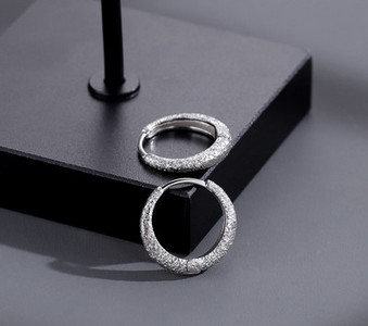 Νέο μοντέλο γυναικεία σκουλαρίκια με στρογγυλό σχήμα - ασημί χρώμα