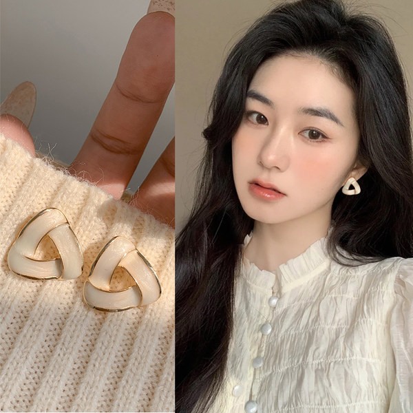 Naujo modelio maži auskarai - moterims