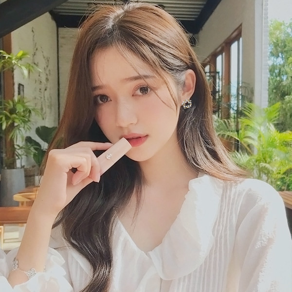 Ženske naušnice ukrašene biserima i ukrasnim kamenčićima