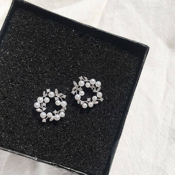 Ženske naušnice ukrašene biserima i ukrasnim kamenčićima