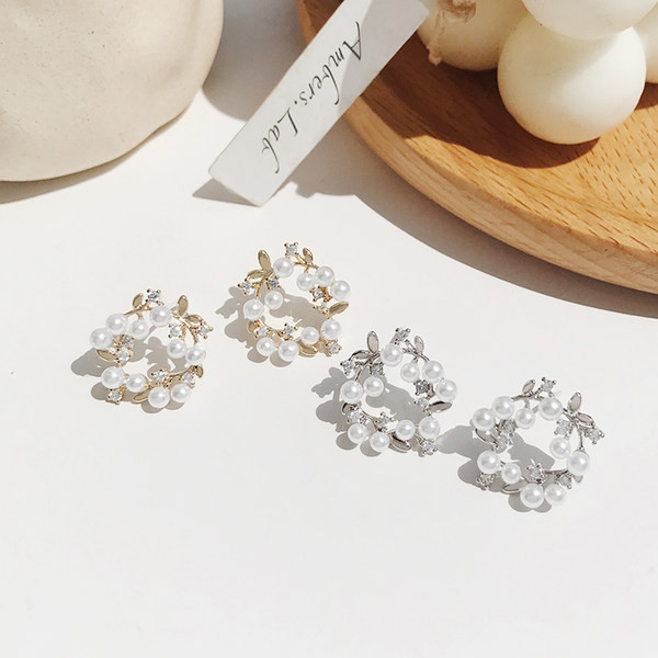 Ženske naušnice ukrašene biserima i ukrasnim kamenčićima