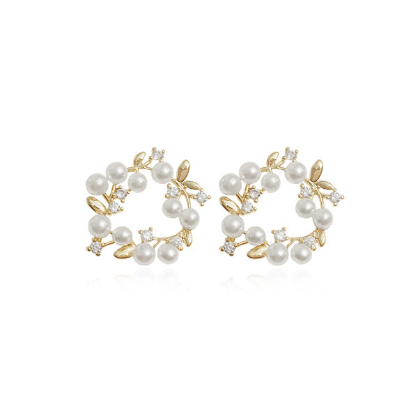 Ženske naušnice ukrašene biserima i ukrasnim kamenčićima