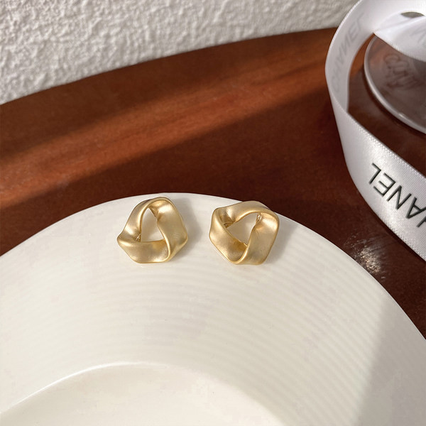 Ženske naušnice nestandardnog oblika u zlatnoj boji