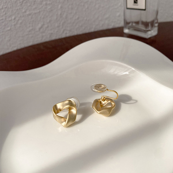 Ženske naušnice nestandardnog oblika u zlatnoj boji