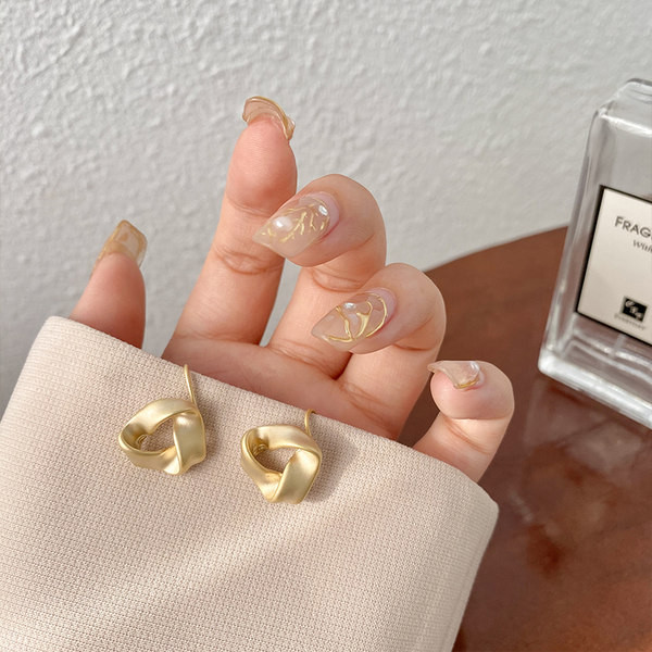 Ženske naušnice nestandardnog oblika u zlatnoj boji