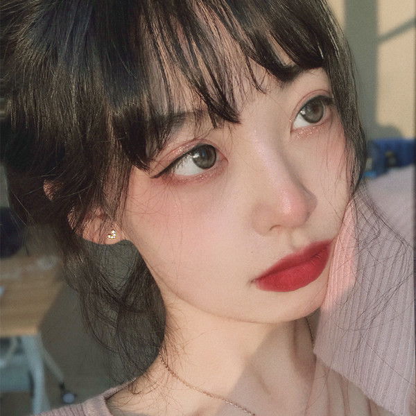 Naiste südamekujulised dekoratiivkividega kõrvarõngad