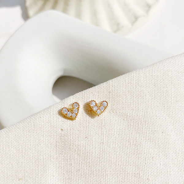 Naiste südamekujulised dekoratiivkividega kõrvarõngad