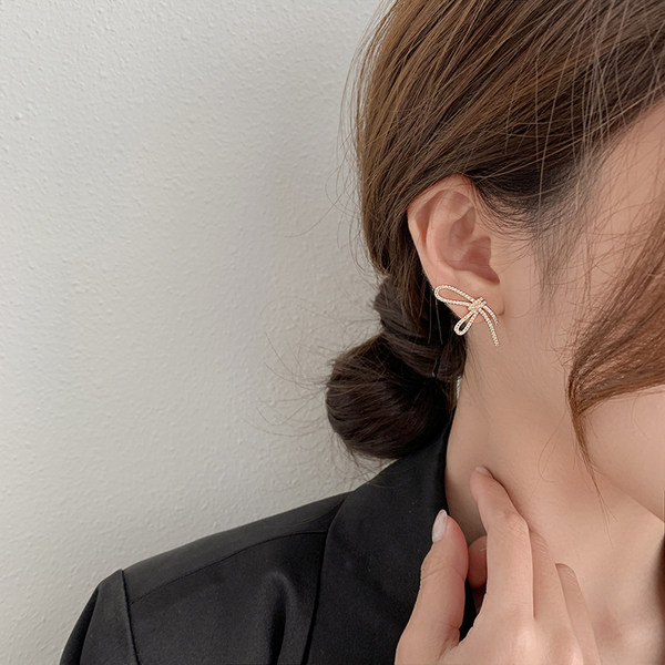 Elegantne naušnice s ukrasnim kamenčićima za žene