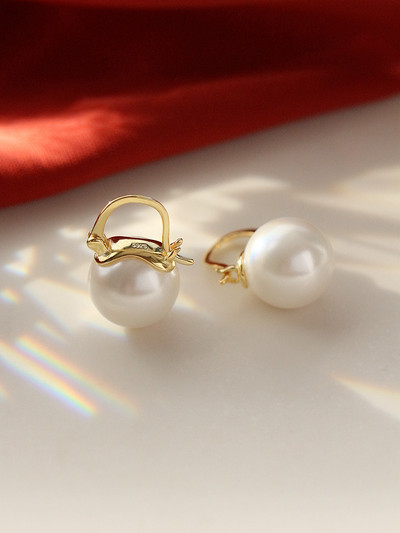 Λεπτά γυναικεία σκουλαρίκια με πέρλα