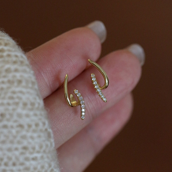 Naiste väikesed kivikestega kõrvarõngad